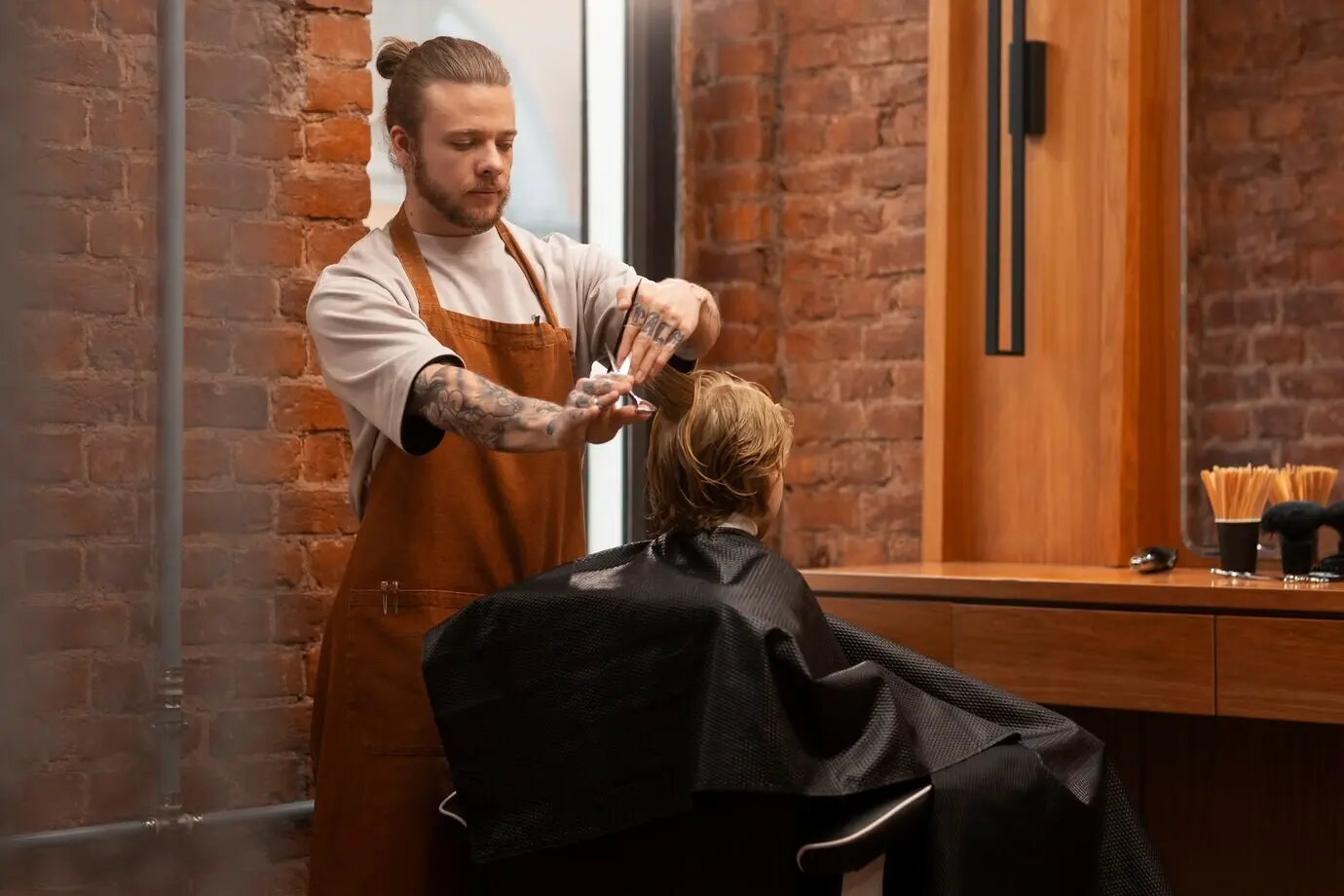 Ребёнка стригут в салоне.