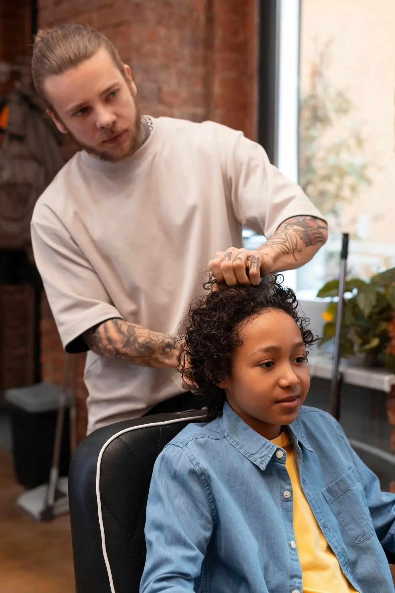 Вид на ребенка в парикмахерской